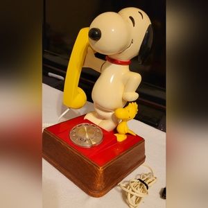 VINTAGE and RARE 1976 Peanuts Snoopy collectible rotary phone mint cond. Tst/wks
